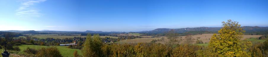 Pohled z Pastevního vrchu nad obcí Růžová, směrem na Saské Švýcarsko