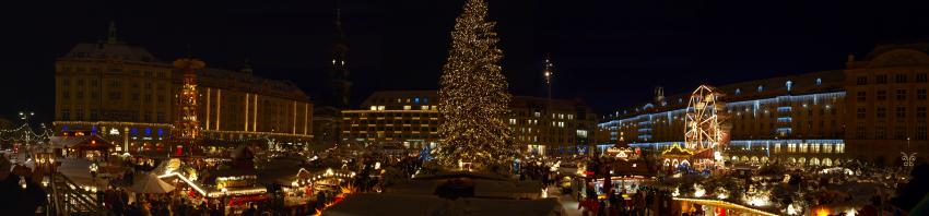 Panoramatická fotka vánočního Altmarku v Drážďaněch s tradičně atmosférickými adventními trhy.
